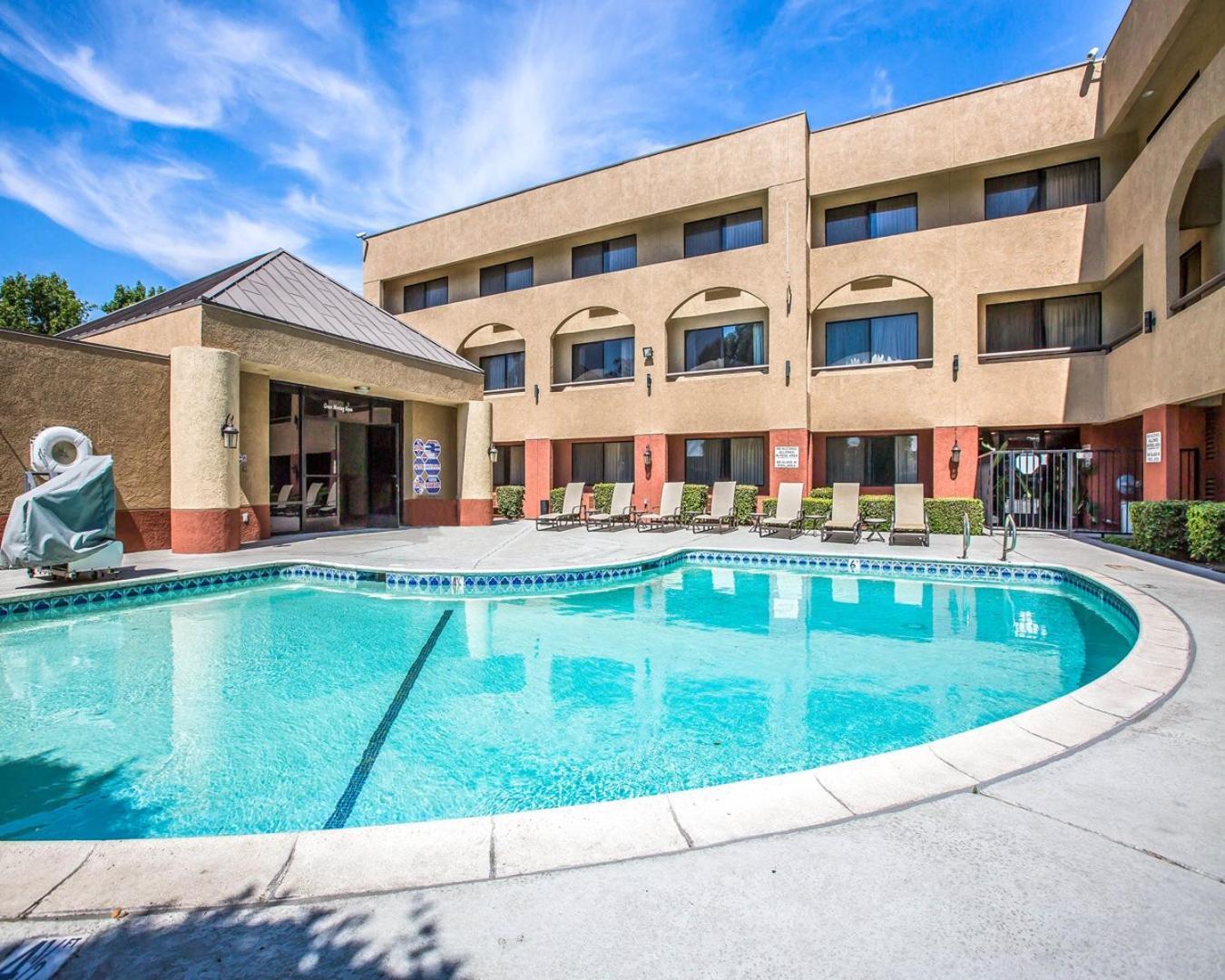 Baymont By Wyndham Ontario Hotell Eksteriør bilde